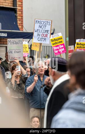 Hunderte von Anti-Rassismus-Demonstranten bildeten einen Schutzschild vor dem Asylum Welcome Centre an der Magdalen Road im Osten von Oxford. Sie trugen Plakate, singen und singen zur Unterstützung von Flüchtlingen und Einwanderern angesichts der Gerüchte, dass rechtsextreme Aktionen am Mittwochabend stattfanden. Stockfoto