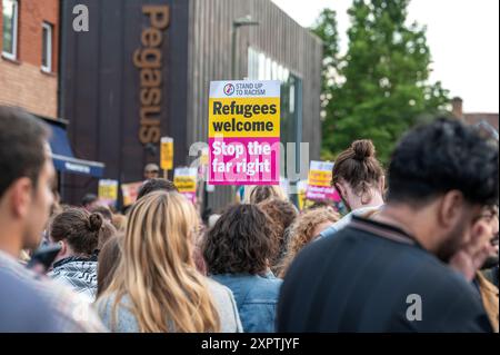 Hunderte von Anti-Rassismus-Demonstranten bildeten einen Schutzschild vor dem Asylum Welcome Centre an der Magdalen Road im Osten von Oxford. Sie trugen Plakate, singen und singen zur Unterstützung von Flüchtlingen und Einwanderern angesichts der Gerüchte, dass rechtsextreme Aktionen am Mittwochabend stattfanden. Stockfoto