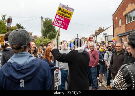 Hunderte von Anti-Rassismus-Demonstranten bildeten einen Schutzschild vor dem Asylum Welcome Centre an der Magdalen Road im Osten von Oxford. Sie trugen Plakate, singen und singen zur Unterstützung von Flüchtlingen und Einwanderern angesichts der Gerüchte, dass rechtsextreme Aktionen am Mittwochabend stattfanden. Stockfoto