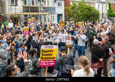 Hunderte von Anti-Rassismus-Demonstranten bildeten einen Schutzschild vor dem Asylum Welcome Centre an der Magdalen Road im Osten von Oxford. Sie trugen Plakate, singen und singen zur Unterstützung von Flüchtlingen und Einwanderern angesichts der Gerüchte, dass rechtsextreme Aktionen am Mittwochabend stattfanden. Stockfoto