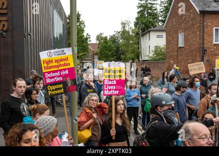 Hunderte von Anti-Rassismus-Demonstranten bildeten einen Schutzschild vor dem Asylum Welcome Centre an der Magdalen Road im Osten von Oxford. Sie trugen Plakate, singen und singen zur Unterstützung von Flüchtlingen und Einwanderern angesichts der Gerüchte, dass rechtsextreme Aktionen am Mittwochabend stattfanden. Stockfoto