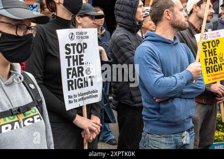 Hunderte von Anti-Rassismus-Demonstranten bildeten einen Schutzschild vor dem Asylum Welcome Centre an der Magdalen Road im Osten von Oxford. Sie trugen Plakate, singen und singen zur Unterstützung von Flüchtlingen und Einwanderern angesichts der Gerüchte, dass rechtsextreme Aktionen am Mittwochabend stattfanden. Stockfoto