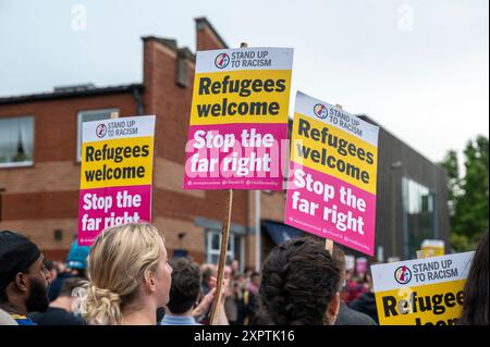 Hunderte von Anti-Rassismus-Demonstranten bildeten einen Schutzschild vor dem Asylum Welcome Centre an der Magdalen Road im Osten von Oxford. Sie trugen Plakate, singen und singen zur Unterstützung von Flüchtlingen und Einwanderern angesichts der Gerüchte, dass rechtsextreme Aktionen am Mittwochabend stattfanden. Stockfoto