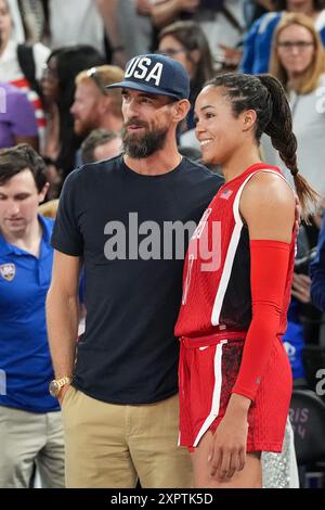 Paris, Frankreich. August 2024. Napheesa Collier (11) von den USA posiert für ein Foto mit dem ehemaligen US-olympiasieger Michael Phelps, nachdem Collier und ihr Team Nigeria 88-74 im Viertelfinale der Frauen-Basketball bei den Olympischen Spielen 2024 in Paris, Frankreich am Mittwoch, den 7. August 2024, besiegten. Die Vereinigten Staaten werden im Halbfinale gegen Australien antreten. Foto: Richard Ellis/UPI Credit: UPI/Alamy Live News Stockfoto