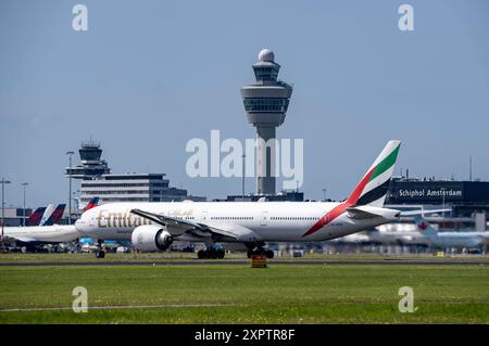 Flugzeuge auf den Flughafen Amsterdam Schiphol, beim Start auf der Aalsmeerbaan, 18L/36R, Emirates Boeing 777-31H, Tower der Flugsicherung, Terminal, Niederlande, Amsterdam Schiphol *** Flugzeug am Flughafen Amsterdam Schiphol, Start auf der Aalsmeerbaan, 18L 36R, Emirates Boeing 777 31H, Flugsicherungsturm, Terminal, Niederlande, Amsterdam Schiphol Stockfoto