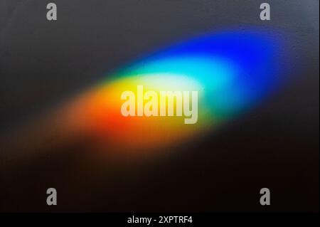 Das refraktionierte Sonnenlicht durch Buntglasfenster erzeugt ein Prisma aus Regenbogenfarben Stockfoto