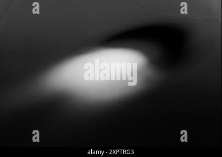 Schwarz-weiß des brechenden Sonnenlichts durch Buntglasfenster erzeugt ein Prisma aus Regenbogentönen Stockfoto