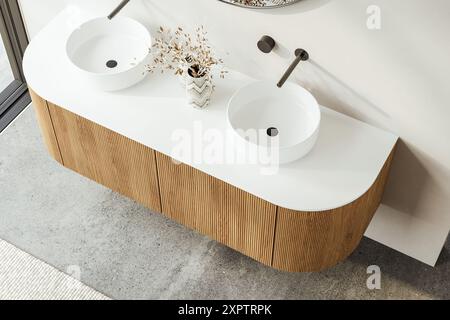 Nahaufnahme des Waschbeckens mit ovalem Spiegel auf beigefarbener Wand, Holzschrank mit schwarzem Wasserhahn im minimalistischen Badezimmer. Stockfoto