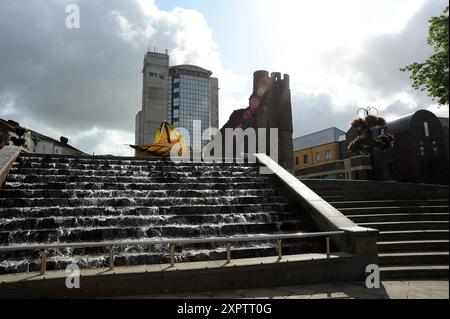 Die Kaskade am Castle Square, Swansea, mit der Burg und dem BT Tower dahinter. Stockfoto