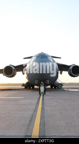 Eine C-17 sitzt am 31. Juli 2024 auf der Fluglinie auf der Altus Air Force Base in Oklahoma. Das Flugzeug wird von vier Pratt & Whitney F117-PW-100 Turbofan-Motoren mit jeweils 40.440 Pfund Schub angetrieben. (Foto der U.S. Air Force von Airman 1st Class Jonah Bliss) Stockfoto