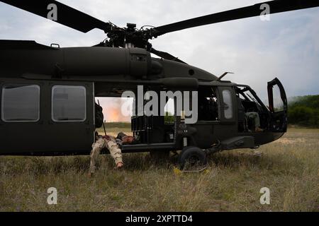 Soldaten der Michigan Army National Guard mit der 1171. Medizinischen Kompanie fungieren als Opfer für eine simulierte Notfall-Bereitschaftsübung während des Northern Strike at Camp Grayling, mich, 5. August 2024. Northern Strike 24-2, eine der größten Vorbereitungsübungen für Reservekomponenten des Verteidigungsministeriums, soll vom 3. Bis 17. August 2024 im National All Domain Warfight Center (NADWC) in Michigan stattfinden. Über 6.300 Teilnehmer aus 32 staaten und Gebieten sowie mehrere internationale Teilnehmer werden sich auf der NADWC zusammenfinden. Northern Strike ist die wichtigste Reserve-Schulung für Komponenten Stockfoto