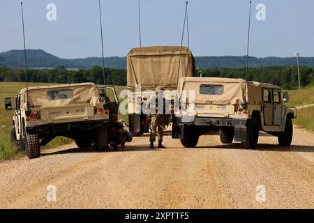 Soldaten mit dem 974. Quartermaster Co. Führen am 19. Juli 2024 ein Trainingsszenario in Fort McCoy, Wiss. Durch, während der Warrior-Übung 87 der 87. Trainingsdivision. Während der Truppenführung erhalten sie die Mission und bereiten ihre Truppen mit Proben und Ausrüstungsüberprüfungen vor, bevor sie unterwegs Aufklärungen durchführen und gleichzeitig Sicherheitsmaßnahmen beibehalten, um auf Kontakt während der Mission zu reagieren. (Foto der US-Armee von Kapitän Christina Winters/84th Training Command Public Affairs) Stockfoto