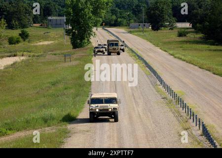 Soldaten mit dem 974. Quartermaster Co. Führen am 19. Juli 2024 ein Trainingsszenario in Fort McCoy, Wiss. Durch, während der Warrior-Übung 87 der 87. Trainingsdivision. Während der Truppenführung erhalten sie die Mission und bereiten ihre Truppen mit Proben und Ausrüstungsüberprüfungen vor, bevor sie unterwegs Aufklärungen durchführen und gleichzeitig Sicherheitsmaßnahmen beibehalten, um auf Kontakt während der Mission zu reagieren. (Foto der US-Armee von Kapitän Christina Winters/84th Training Command Public Affairs) Stockfoto