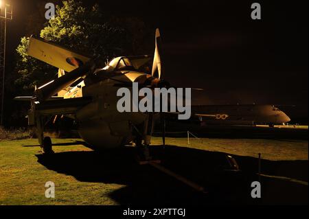 Fairey Gannet (nächste Kamera) und Nimrod XV250 im Yorkshire Air Museum. Stockfoto