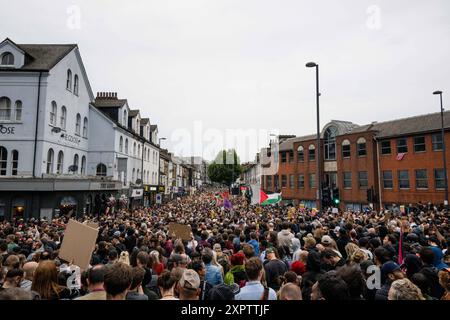 Um die Demonstranten des Vereinigten Königreichs, die am 7. August 2024 in Walthamstow, London, Großbritannien, zu einer Gegendemonstration gegen einen von rechtsextremen Aktivisten einberufenen Protest gegen die Einwanderung zusammentreffen, finden weiterhin Proteste gegen die Einwanderung statt. Tausende von Anti-Rassismus-Demonstranten gingen am Mittwoch in mehreren englischen Städten auf die Straße, um sich gewalttätigen rechtsextremen Demonstrationen zu widersetzen, die das Land in den letzten Tagen ergriffen haben. London Vereinigtes Königreich Copyright: XMaciekxMusialekx MMK 7892 Stockfoto