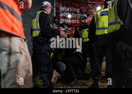 Um die Demonstranten des Vereinigten Königreichs, die am 7. August 2024 in Walthamstow, London, Großbritannien, zu einer Gegendemonstration gegen einen von rechtsextremen Aktivisten einberufenen Protest gegen die Einwanderung zusammentreffen, finden weiterhin Proteste gegen die Einwanderung statt. Tausende von Anti-Rassismus-Demonstranten gingen am Mittwoch in mehreren englischen Städten auf die Straße, um sich gewalttätigen rechtsextremen Demonstrationen zu widersetzen, die das Land in den letzten Tagen ergriffen haben. London Vereinigtes Königreich Copyright: XMaciekxMusialekx MMK 8172 Stockfoto