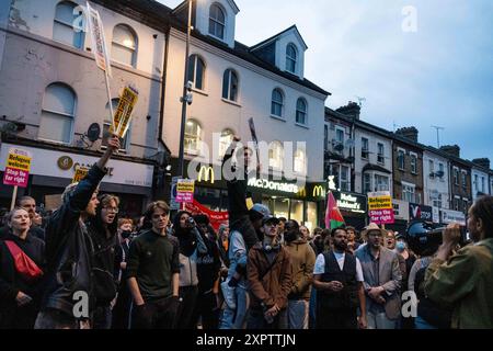 Um die Demonstranten des Vereinigten Königreichs, die am 7. August 2024 in Walthamstow, London, Großbritannien, zu einer Gegendemonstration gegen einen von rechtsextremen Aktivisten einberufenen Protest gegen die Einwanderung zusammentreffen, finden weiterhin Proteste gegen die Einwanderung statt. Tausende von Anti-Rassismus-Demonstranten gingen am Mittwoch in mehreren englischen Städten auf die Straße, um sich gewalttätigen rechtsextremen Demonstrationen zu widersetzen, die das Land in den letzten Tagen ergriffen haben. London Vereinigtes Königreich Copyright: XMaciekxMusialekx MMK 7971 Stockfoto