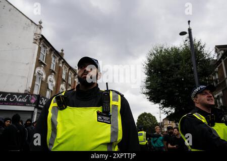 Um die Demonstranten des Vereinigten Königreichs, die am 7. August 2024 in Walthamstow, London, Großbritannien, zu einer Gegendemonstration gegen einen von rechtsextremen Aktivisten einberufenen Protest gegen die Einwanderung zusammentreffen, finden weiterhin Proteste gegen die Einwanderung statt. Tausende von Anti-Rassismus-Demonstranten gingen am Mittwoch in mehreren englischen Städten auf die Straße, um sich gewalttätigen rechtsextremen Demonstrationen zu widersetzen, die das Land in den letzten Tagen ergriffen haben. London Vereinigtes Königreich Copyright: XMaciekxMusialekx MMK 7692 Stockfoto