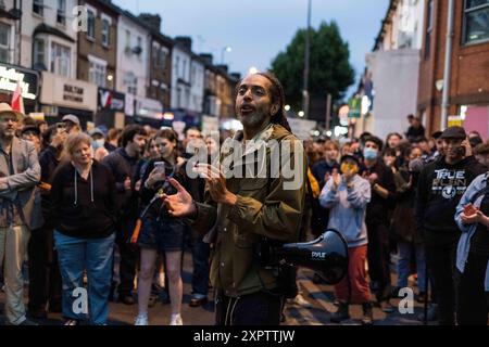 Um die Demonstranten des Vereinigten Königreichs, die am 7. August 2024 in Walthamstow, London, Großbritannien, zu einer Gegendemonstration gegen einen von rechtsextremen Aktivisten einberufenen Protest gegen die Einwanderung zusammentreffen, finden weiterhin Proteste gegen die Einwanderung statt. Tausende von Anti-Rassismus-Demonstranten gingen am Mittwoch in mehreren englischen Städten auf die Straße, um sich gewalttätigen rechtsextremen Demonstrationen zu widersetzen, die das Land in den letzten Tagen ergriffen haben. London Vereinigtes Königreich Copyright: XMaciekxMusialekx MMK 7998 Stockfoto