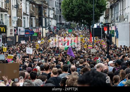 Um die Demonstranten des Vereinigten Königreichs, die am 7. August 2024 in Walthamstow, London, Großbritannien, zu einer Gegendemonstration gegen einen von rechtsextremen Aktivisten einberufenen Protest gegen die Einwanderung zusammentreffen, finden weiterhin Proteste gegen die Einwanderung statt. Tausende von Anti-Rassismus-Demonstranten gingen am Mittwoch in mehreren englischen Städten auf die Straße, um sich gewalttätigen rechtsextremen Demonstrationen zu widersetzen, die das Land in den letzten Tagen ergriffen haben. London Vereinigtes Königreich Copyright: XMaciekxMusialekx MMK 7768 Stockfoto