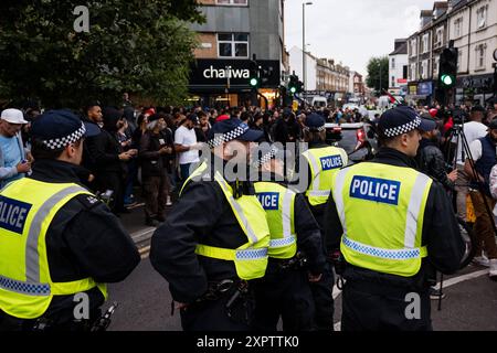 Um die Demonstranten des Vereinigten Königreichs, die am 7. August 2024 in Walthamstow, London, Großbritannien, zu einer Gegendemonstration gegen einen von rechtsextremen Aktivisten einberufenen Protest gegen die Einwanderung zusammentreffen, finden weiterhin Proteste gegen die Einwanderung statt. Tausende von Anti-Rassismus-Demonstranten gingen am Mittwoch in mehreren englischen Städten auf die Straße, um sich gewalttätigen rechtsextremen Demonstrationen zu widersetzen, die das Land in den letzten Tagen ergriffen haben. London Vereinigtes Königreich Copyright: XMaciekxMusialekx MMK 7693 Stockfoto