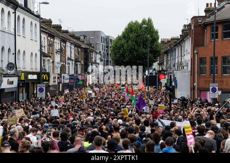 Um die Demonstranten des Vereinigten Königreichs, die am 7. August 2024 in Walthamstow, London, Großbritannien, zu einer Gegendemonstration gegen einen von rechtsextremen Aktivisten einberufenen Protest gegen die Einwanderung zusammentreffen, finden weiterhin Proteste gegen die Einwanderung statt. Tausende von Anti-Rassismus-Demonstranten gingen am Mittwoch in mehreren englischen Städten auf die Straße, um sich gewalttätigen rechtsextremen Demonstrationen zu widersetzen, die das Land in den letzten Tagen ergriffen haben. London Vereinigtes Königreich Copyright: XMaciekxMusialekx MMK 7862 Stockfoto