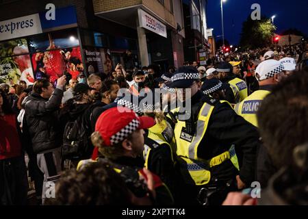 Um die Demonstranten des Vereinigten Königreichs, die am 7. August 2024 in Walthamstow, London, Großbritannien, zu einer Gegendemonstration gegen einen von rechtsextremen Aktivisten einberufenen Protest gegen die Einwanderung zusammentreffen, finden weiterhin Proteste gegen die Einwanderung statt. Tausende von Anti-Rassismus-Demonstranten gingen am Mittwoch in mehreren englischen Städten auf die Straße, um sich gewalttätigen rechtsextremen Demonstrationen zu widersetzen, die das Land in den letzten Tagen ergriffen haben. London Vereinigtes Königreich Copyright: XMaciekxMusialekx MMK 8190 Stockfoto