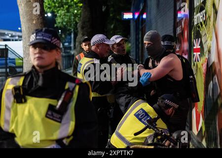 Um die Demonstranten des Vereinigten Königreichs, die am 7. August 2024 in Walthamstow, London, Großbritannien, zu einer Gegendemonstration gegen einen von rechtsextremen Aktivisten einberufenen Protest gegen die Einwanderung zusammentreffen, finden weiterhin Proteste gegen die Einwanderung statt. Tausende von Anti-Rassismus-Demonstranten gingen am Mittwoch in mehreren englischen Städten auf die Straße, um sich gewalttätigen rechtsextremen Demonstrationen zu widersetzen, die das Land in den letzten Tagen ergriffen haben. London Vereinigtes Königreich Copyright: XMaciekxMusialekx MMK 8048 Stockfoto