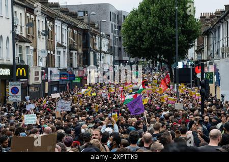 Um die Demonstranten des Vereinigten Königreichs, die am 7. August 2024 in Walthamstow, London, Großbritannien, zu einer Gegendemonstration gegen einen von rechtsextremen Aktivisten einberufenen Protest gegen die Einwanderung zusammentreffen, finden weiterhin Proteste gegen die Einwanderung statt. Tausende von Anti-Rassismus-Demonstranten gingen am Mittwoch in mehreren englischen Städten auf die Straße, um sich gewalttätigen rechtsextremen Demonstrationen zu widersetzen, die das Land in den letzten Tagen ergriffen haben. London Vereinigtes Königreich Copyright: XMaciekxMusialekx MMK 7783 Stockfoto