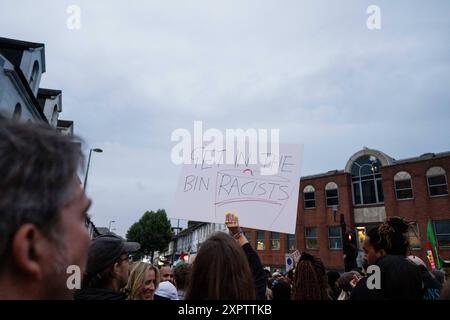 Um die Demonstranten des Vereinigten Königreichs, die am 7. August 2024 in Walthamstow, London, Großbritannien, zu einer Gegendemonstration gegen einen von rechtsextremen Aktivisten einberufenen Protest gegen die Einwanderung zusammentreffen, finden weiterhin Proteste gegen die Einwanderung statt. Tausende von Anti-Rassismus-Demonstranten gingen am Mittwoch in mehreren englischen Städten auf die Straße, um sich gewalttätigen rechtsextremen Demonstrationen zu widersetzen, die das Land in den letzten Tagen ergriffen haben. London Vereinigtes Königreich Copyright: XMaciekxMusialekx MMK 7961 Stockfoto