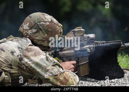 Sgt. Carter Cooper, der der Virginia Army National Guard zugeteilt wurde, feuert das XM7-Gewehr während des Best Warrior Competition 2024 der Army National Guard am 6. August 2024 auf der Ethan Allen Feuerungszone in der Nähe von Jericho, Vermont. In fünf Wettbewerbstagen werden 14 der besten Soldaten der Nationalgarde und NCOs der Armee einer Reihe von rigorosen Herausforderungen gegenüberstehen, darunter mehrere Rückmärsche, Waffentests, eine schriftliche Prüfung und ein Auftrittbrett. Die Spitzenkonkurrenten werden dann die Armee-Nationalgarde im Department of the Army Best Squad Competition vertreten. (US Army National Guard) Stockfoto