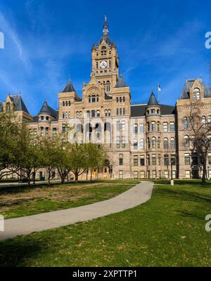 Salt Lake City and County Building – an einem sonnigen Frühlingsabend Bietet Sich Ein vertikaler Blick auf die Fassade des historischen Salt Lake City and County Building. Stockfoto