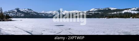 Caples Lake – Panoramablick auf den schneebedeckten Caples Lake und die umliegenden Berge im Frühling. Kirkwood, Kalifornien, USA. Stockfoto
