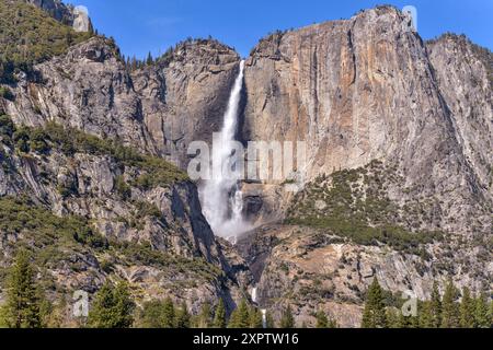 Spring Yosemite Falls - Ein Blick aus der Nähe der spektakulären Yosemite Falls, die an einem sonnigen Frühlingstag von einer steilen und massiven Granitklippe dröhnen. CA, USA. Stockfoto