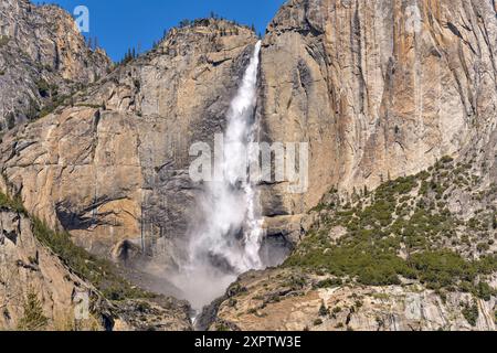 Upper Yosemite Falls - Close up Spring Blick auf die spektakulären Upper Yosemite Falls, die von steilen und massiven Granitfelsen brüllen. Yosemite National Park. Stockfoto