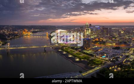Luftaufnahme des Autobahnverkehrs in Cincinnati City, Ohio bei Nacht. Hell beleuchtete hohe Wolkenkratzer Gebäude in modernen amerikanischen Farben Stockfoto