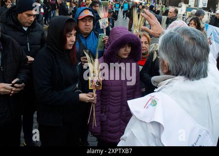 Buenos Aires, Argentinien. August 2024. Die Gemeindemitglieder erhalten den Segen eines Väters der Pfarrei San Cayetano. Wie jeden 7. August wird der St. Cayetano Day gefeiert. Unter dem Motto „Heiliger Cayetano Freund des Volkes, schenkt uns ein Herz der Solidarität“ bereitet sich der Schrein im Stadtteil Liniers von Buenos Aires darauf vor, Tausende von Gläubigen zu empfangen, die ihm danken und ihn um Brot, Frieden und Arbeit bitten. (Foto: Nehuen Rovediello/SOPA Images/SIPA USA) Credit: SIPA USA/Alamy Live News Stockfoto