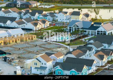 Aus der Vogelperspektive unfertige Holzrahmen von erschwinglichen Häusern im Bau. Entwicklung von Wohnhäusern in amerikanischen Vororten. Immobilien Stockfoto