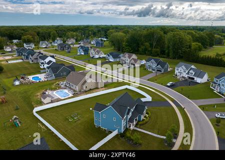 Amerikanische Traumhäuser als Beispiel für die Immobilienentwicklung in US-Vororten. Blick von oben auf Wohnhäuser in Rochester, NY Stockfoto