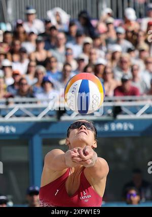Paris, Frankreich. August 2024. Tina Graudina aus Lettland rettet den Ball im Viertelfinale der Frauen im Beachvolleyball zwischen Ana Patricia Silva Ramos/Eduarda Santos Lisboa aus Brasilien und Tina Graudina/Anastasija Samoilova aus Lettland bei den Olympischen Spielen 2024 in Paris, Frankreich, 7. August 2024. Quelle: Cao Can/Xinhua/Alamy Live News Stockfoto