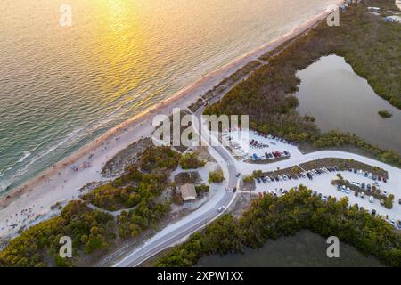 Parkplatz am Blind Pass Beach am Manasota Key in Englewood. Touristen Autos vor dem Ozean Strand mit weichem weißen Sand in Florida. Beliebter Urlaub Stockfoto