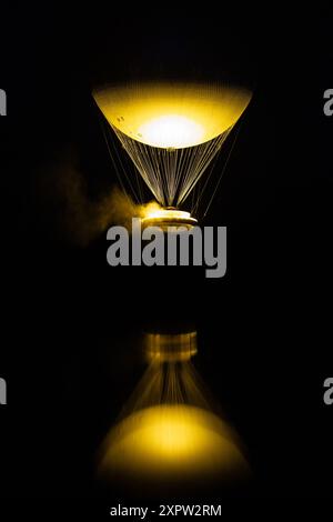 Paris, Frankreich. August 2024. Blick auf den Kessel der Olympischen Spiele von Paris 2024 (Vasque Olympique), der am 7. August 2024 in Paris an einem Ballon befestigt ist. Foto: Raphael Lafargue/ABACAPRESS. COM Credit: Abaca Press/Alamy Live News Stockfoto