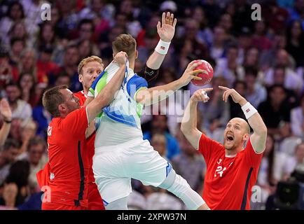 Lille, Frankreich. August 2024. Die Spieler treten im Handballfinale der Männer zwischen Norwegen und Slowenien bei den Olympischen Spielen 2024 in Lille am 7. August 2024 an. Quelle: Meng Dingbo/Xinhua/Alamy Live News Stockfoto