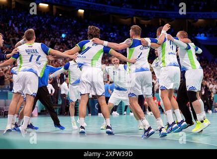 Lille, Frankreich. August 2024. Die slowenischen Spieler feiern nach dem Handballfinale der Männer zwischen Norwegen und Slowenien bei den Olympischen Spielen 2024 in Lille, Frankreich, am 7. August 2024. Quelle: Meng Dingbo/Xinhua/Alamy Live News Stockfoto