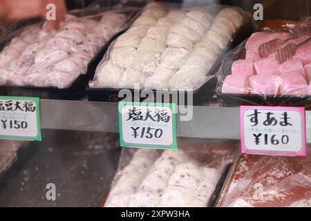 Traditionelles handgefertigtes Daifuku wird in einem Geschäft auf der Straße von Sugamo in Tokio ausgestellt. Daifuku ist eine Art japanischer Konfektion, die aus einem kleinen besteht Stockfoto