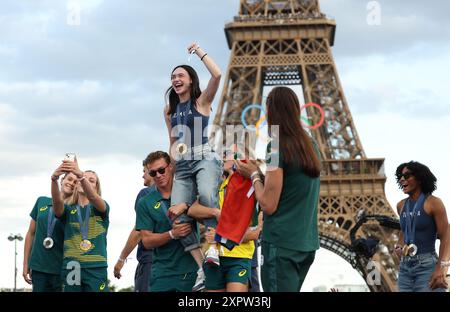 Paris, Frankreich. August 2024. Medaillengewinner machen Fotos mit dem Eiffelturm im Champions Park für die Olympischen Spiele 2024 in Paris, Frankreich, 7. August 2024. Quelle: Gao Jing/Xinhua/Alamy Live News Stockfoto