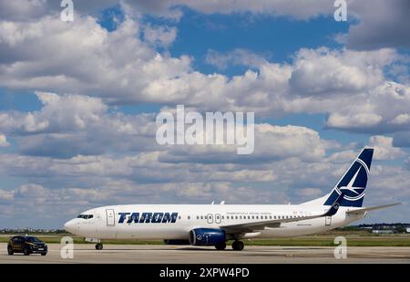 Otopeni, Rumänien. 7. August 2024: Ein Flugzeug der Fluggesellschaft Tarom mit rumänischen Ruder-, Gymnastik- und Tischtennisteams kehrt von den Olympischen Spielen Paris 2024 zurück und trifft am Flughafen Bukarest Henri Coanda in Otopeni, Rumänien, ein. Quelle: lcv/Alamy Live News Stockfoto