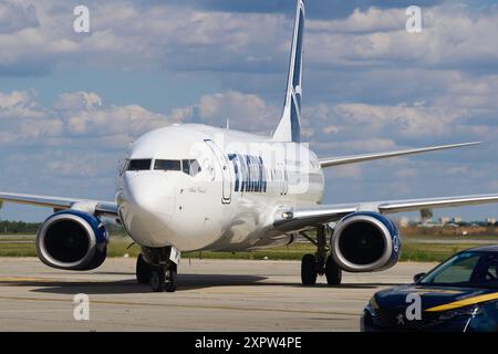 Otopeni, Rumänien. 7. August 2024: Ein Flugzeug der Fluggesellschaft Tarom mit rumänischen Ruder-, Gymnastik- und Tischtennisteams kehrt von den Olympischen Spielen Paris 2024 zurück und trifft am Flughafen Bukarest Henri Coanda in Otopeni, Rumänien, ein. Quelle: lcv/Alamy Live News Stockfoto