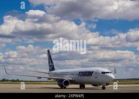 Otopeni, Rumänien. 7. August 2024: Ein Flugzeug der Fluggesellschaft Tarom mit rumänischen Ruder-, Gymnastik- und Tischtennisteams kehrt von den Olympischen Spielen Paris 2024 zurück und trifft am Flughafen Bukarest Henri Coanda in Otopeni, Rumänien, ein. Quelle: lcv/Alamy Live News Stockfoto