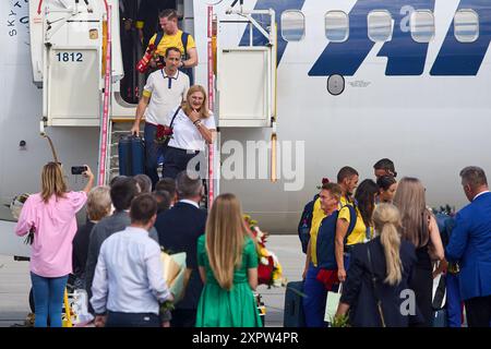 Otopeni, Rumänien. 7. August 2024: Elisabeta Lipa (C), Präsidentin der rumänischen Nationalen Agentur für Sport, pensionierter Ruderer und mehrfacher Olympiasieger, gefolgt von Mihai Covaliu, dem Präsidenten des rumänischen Olympischen und Sportkomitees, pensioniertem Säbelfechter Olympic, steigen während der Ankunft des rumänischen Ruderns aus dem Flugzeug. Turn- und Tischtennismannschaften der Olympischen Spiele Paris 2024 am Flughafen Bukarest Henri Coanda in Otopeni, Rumänien. Quelle: lcv/Alamy Live News Stockfoto